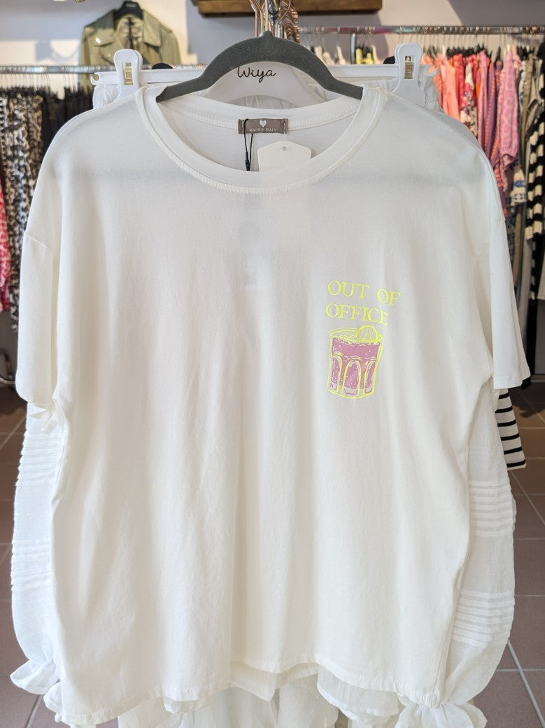 Dieses T-Shirt kombiniert Komfort und Stil mit einem auffälligen Backprint in Neon Gelb und Rosa auf strahlend weißem Baumwollstoff. Hol' es Dir jetzt!