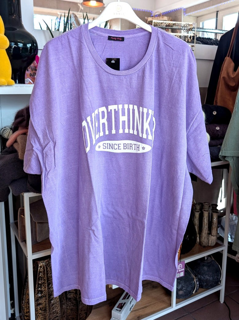 Lässiges Oversized T-Shirt mit Statement-Print "Overthinker Since Birth" in Flieder Lila mit Aufschrift Weiß – perfekt für alle, die Humor und Komfort lieben!