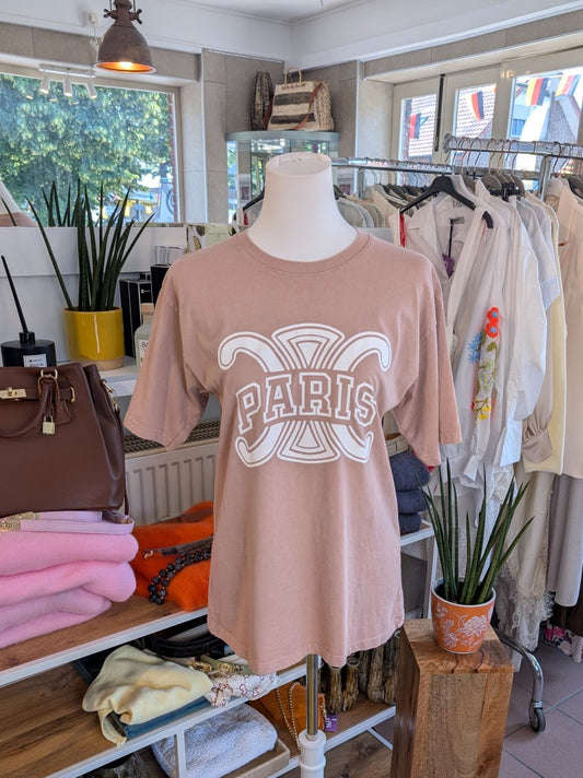 Dieses stilvolle T-Shirt Paris mit angesagtem Logo im Celine-Stil vereint Eleganz mit lässigem Komfort. Unverzichtbares Lieblingsteil für zahlreiche Anlässe!