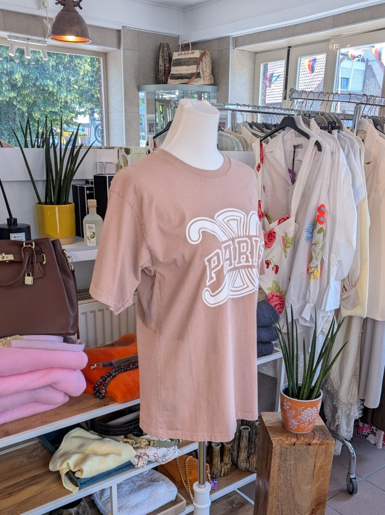 Dieses stilvolle T-Shirt Paris mit angesagtem Logo im Celine-Stil vereint Eleganz mit lässigem Komfort. Unverzichtbares Lieblingsteil für zahlreiche Anlässe!