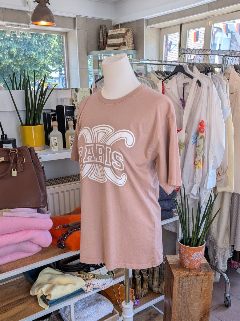 Dieses stilvolle T-Shirt Paris mit angesagtem Logo im Celine-Stil vereint Eleganz mit lässigem Komfort. Unverzichtbares Lieblingsteil für zahlreiche Anlässe!