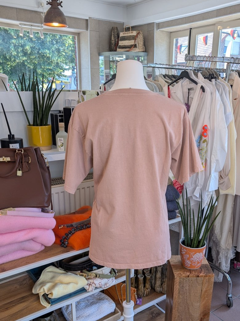 Dieses stilvolle T-Shirt Paris mit angesagtem Logo im Celine-Stil vereint Eleganz mit lässigem Komfort. Unverzichtbares Lieblingsteil für zahlreiche Anlässe!