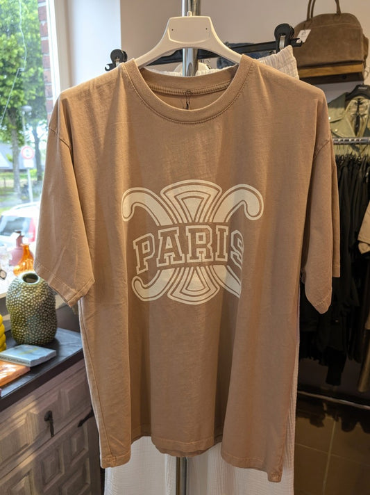 Dieses stilvolle T-Shirt Paris mit angesagtem Logo im Celine-Stil vereint Eleganz mit lässigem Komfort. Unverzichtbares Lieblingsteil für zahlreiche Anlässe!