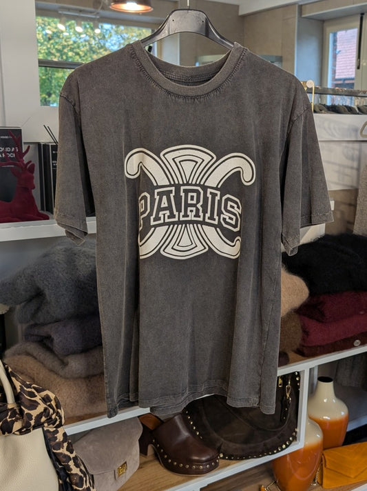 Dieses stilvolle T-Shirt Paris mit angesagtem Logo im Celine-Stil vereint Eleganz mit lässigem Komfort. Unverzichtbares Lieblingsteil für zahlreiche Anlässe!