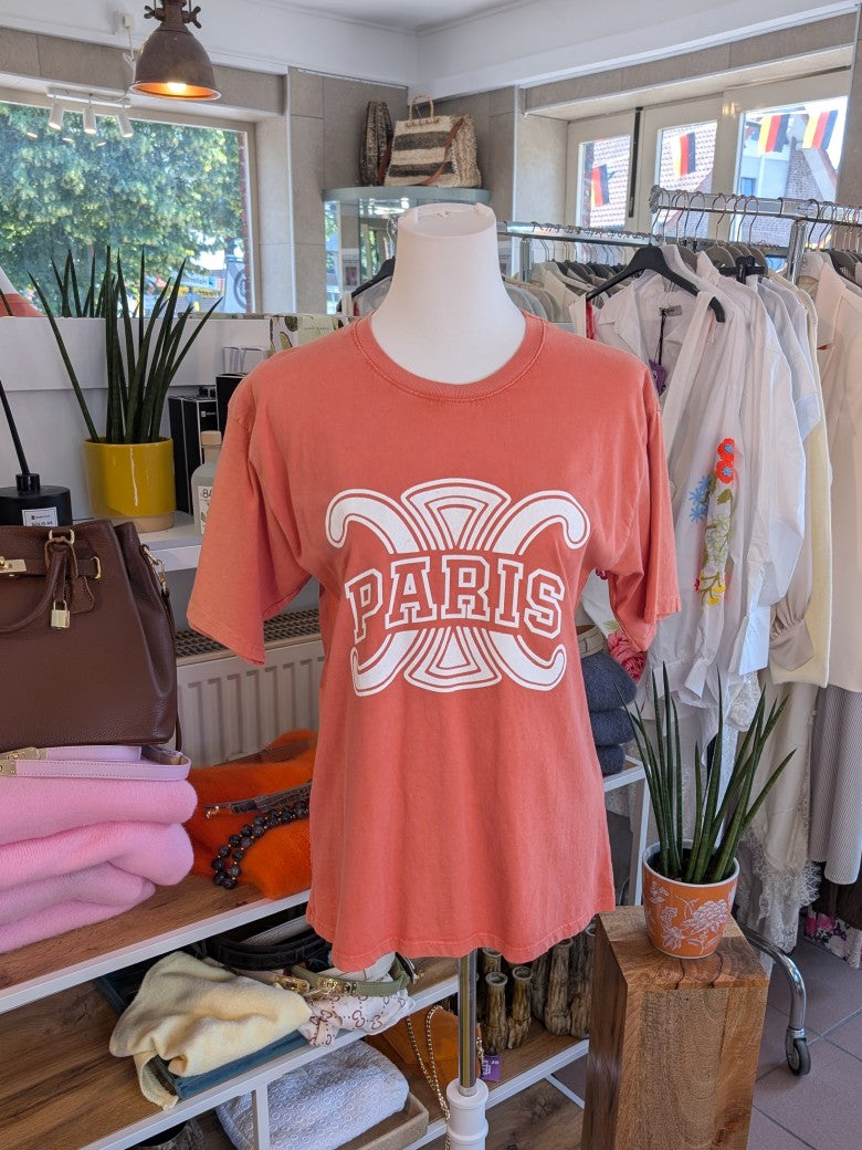 Dieses stilvolle T-Shirt Paris mit angesagtem Logo im Celine-Stil vereint Eleganz mit lässigem Komfort. Unverzichtbares Lieblingsteil für zahlreiche Anlässe!