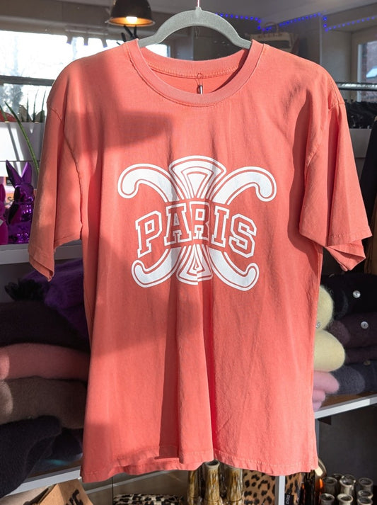 Dieses stilvolle T-Shirt Paris mit angesagtem Logo im Celine-Stil vereint Eleganz mit lässigem Komfort. Unverzichtbares Lieblingsteil für zahlreiche Anlässe!