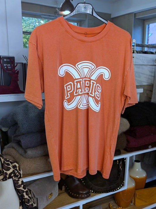 Dieses stilvolle T-Shirt Paris mit angesagtem Logo im Celine-Stil vereint Eleganz mit lässigem Komfort. Unverzichtbares Lieblingsteil für zahlreiche Anlässe!