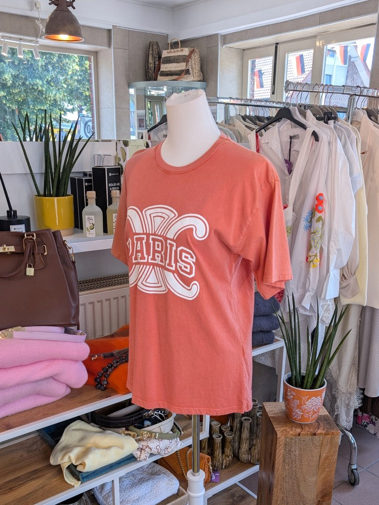 Dieses stilvolle T-Shirt Paris mit angesagtem Logo im Celine-Stil vereint Eleganz mit lässigem Komfort. Unverzichtbares Lieblingsteil für zahlreiche Anlässe!