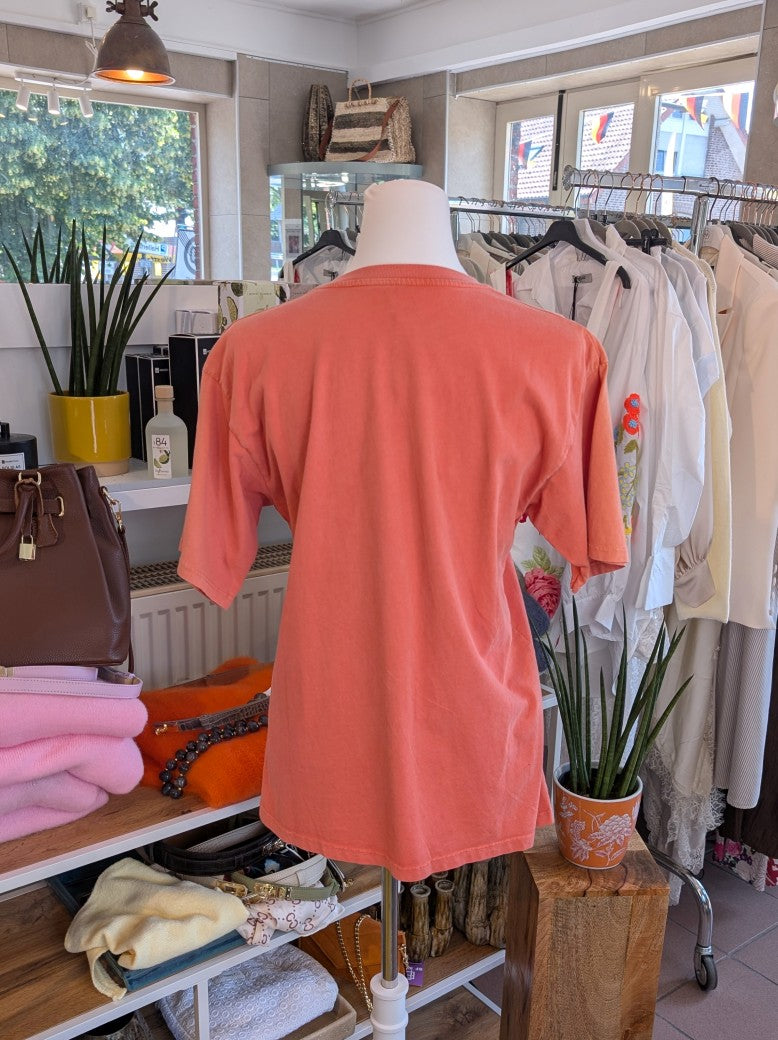 Dieses stilvolle T-Shirt Paris mit angesagtem Logo im Celine-Stil vereint Eleganz mit lässigem Komfort. Unverzichtbares Lieblingsteil für zahlreiche Anlässe!