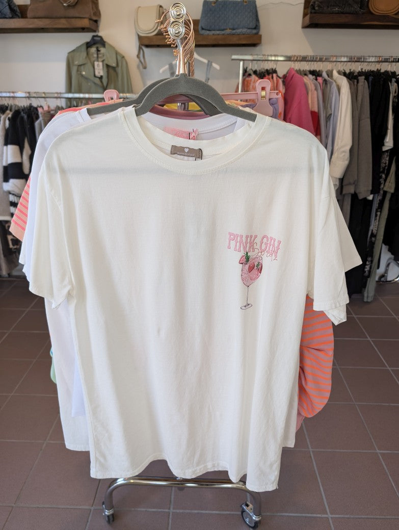 Erhöhe Deinen Stil mit unserem Backprint T-Shirt Pink Gin aus weicher Baumwolle in den Farben Weiß, Rosa und Rot. Ein Must-Have für Ihre Garderobe!