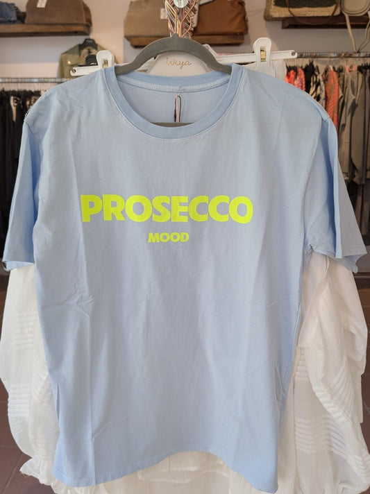 Hol' Dir das perfekte T-Shirt für Deinen Sommer in Hellblau mit Schriftzug Prosecco in Neon Gelb - von MOOIJ! Für jeden Anlass - fühl' Dich wie auf Wolke Sieben!