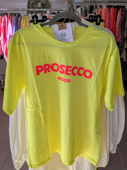 Hol' Dir das perfekte T-Shirt für Deinen Sommer in Neon Gelb mit Schriftzug Prosecco in Neon Pink - von MOOIJ! Für jeden Anlass - fühl' Dich wie auf Wolke Sieben!