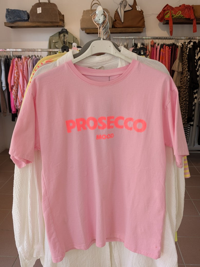 Hol' Dir das perfekte T-Shirt für Deinen Sommer in Rosa mit Schriftzug Prosecco in Neon Pink - von MOOIJ! Für jeden Anlass - fühl' Dich wie auf Wolke Sieben!