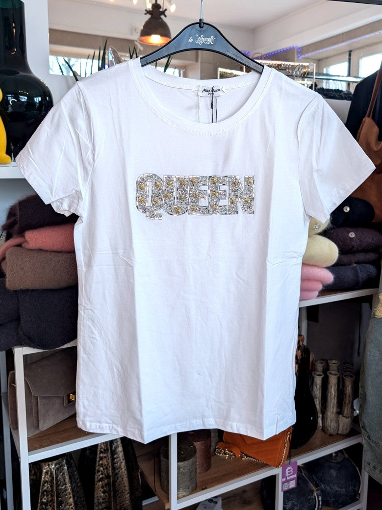 Elegantes T-Shirt QUEEN in klassischem Weiß mit edlen Akzenten in Silber und Gold. Perfekt für jeden Anlass, ob casual oder gehobener - hochwertiges Material.