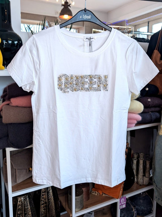 Elegantes T-Shirt QUEEN in klassischem Weiß mit edlen Akzenten in Silber und Gold. Perfekt für jeden Anlass, ob casual oder gehobener - hochwertiges Material.