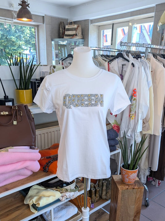 Elegantes T-Shirt QUEEN in klassischem Weiß mit edlen Akzenten in Silber und Gold. Perfekt für jeden Anlass, ob casual oder gehobener - hochwertiges Material.