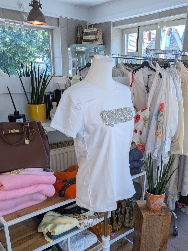 Elegantes T-Shirt QUEEN in klassischem Weiß mit edlen Akzenten in Silber und Gold. Perfekt für jeden Anlass, ob casual oder gehobener - hochwertiges Material.