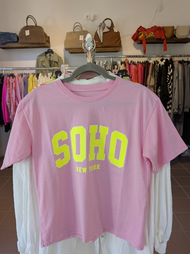 Erwecke den Sommer in diesem stylischen T-Shirt SOHO in Pink mit Schriftzug in leuchtendem Neon Gelb aus Baumwolle. Perfekt für jeden Anlass!