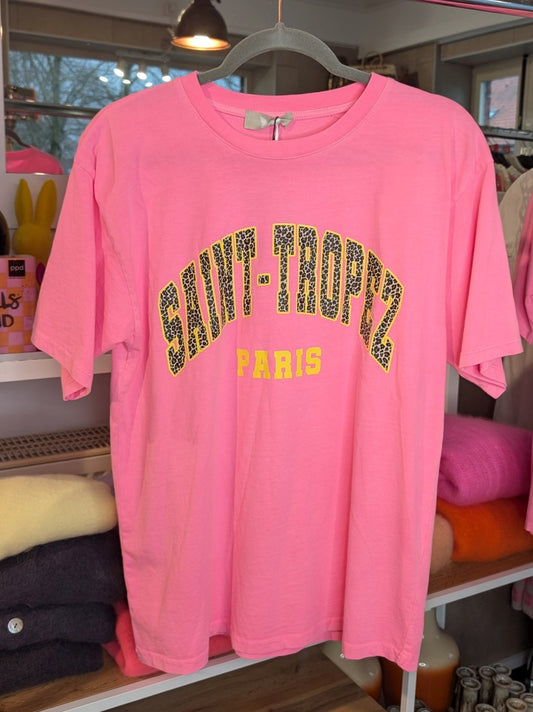 Hochwertiges T-Shirt Saint-Tropez in angesagtem Leo-Design mit harmonischer Farbkombination aus Pink, Beige, Braun und Gelb - vielseitiges Piece für jeden Stil!