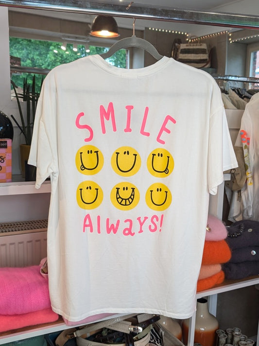 T-Shirt mit Statement-Print "Smile Always" in lebendigen Neon-Pink- und Gelbtönen setzt auf cremefarbenem Baumwollstoff ein frisches Highlight!