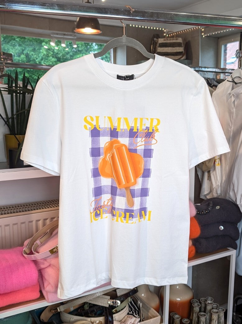 Sommerliches T-Shirt im angesagten "Summer Club Tasty Ice Cream" Design mit verspielt buntem Eismotiv. Perfekter Begleiter für Freizeit, Strand und Sommerfeste!