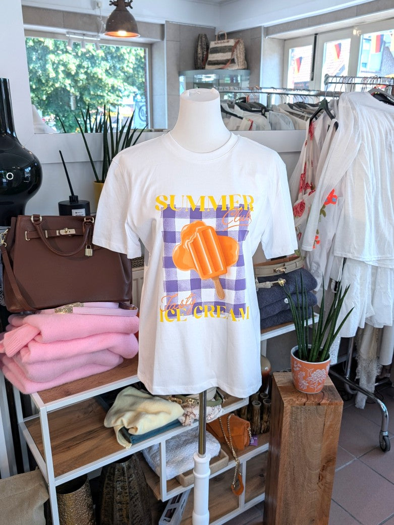 Sommerliches T-Shirt im angesagten "Summer Club Tasty Ice Cream" Design mit verspielt buntem Eismotiv. Perfekter Begleiter für Freizeit, Strand und Sommerfeste!