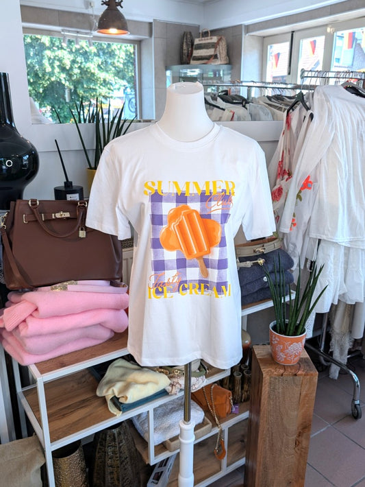 Sommerliches T-Shirt im angesagten "Summer Club Tasty Ice Cream" Design mit verspielt buntem Eismotiv. Perfekter Begleiter für Freizeit, Strand und Sommerfeste!