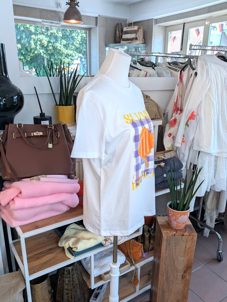 Sommerliches T-Shirt im angesagten "Summer Club Tasty Ice Cream" Design mit verspielt buntem Eismotiv. Perfekter Begleiter für Freizeit, Strand und Sommerfeste!