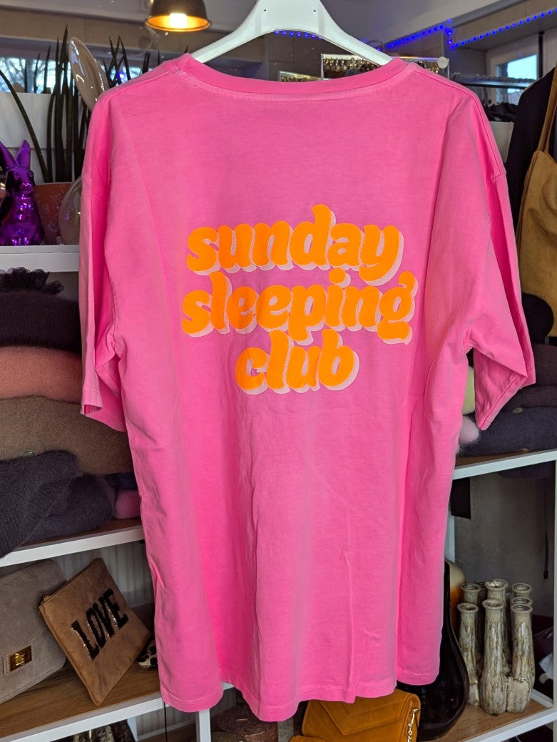 Statement T-Shirt Pink aus Baumwolle mit "Sunday Sleeping Club" Backprint in Orange. Perfekt für entspannte Tage zu Hause oder beim Abhängen mit Freunden. 