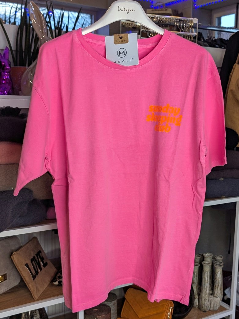 Statement T-Shirt Pink aus Baumwolle mit "Sunday Sleeping Club" Backprint in Orange. Perfekt für entspannte Tage zu Hause oder beim Abhängen mit Freunden. 