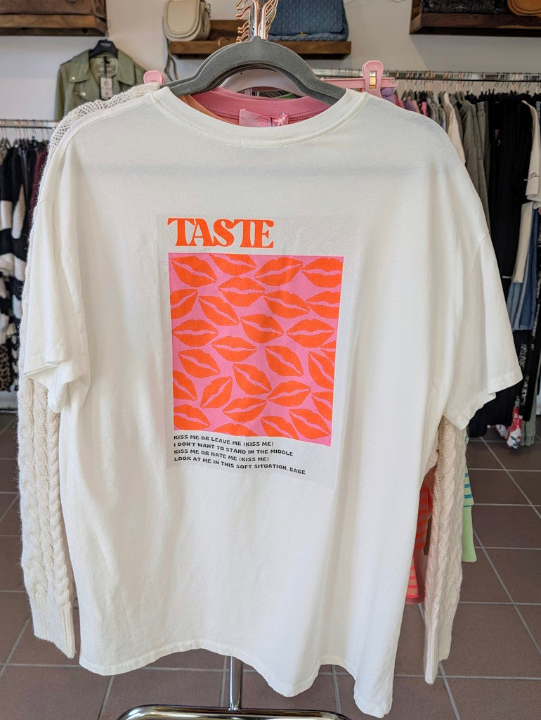 Erwecke die Leidenschaft in dir mit unserem T-Shirt "Taste Kiss Me"! Hol dir jetzt dein neues Lieblingsstück und zeige deine loveable Seite!