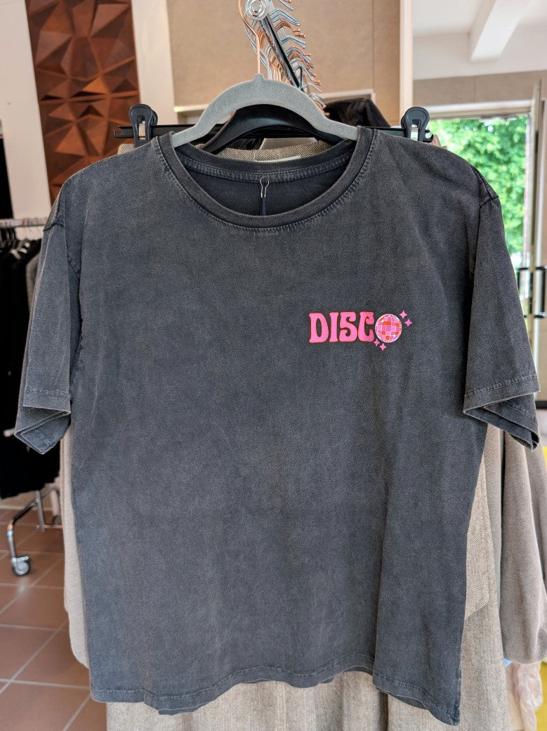 Das Anthrazit T-Shirt mit lebendigem Backprint in Pink, Orange und Flieder bringt Disco-Feeling in deinen Alltag - perfekt für farbenfrohe trendiges Outfit!