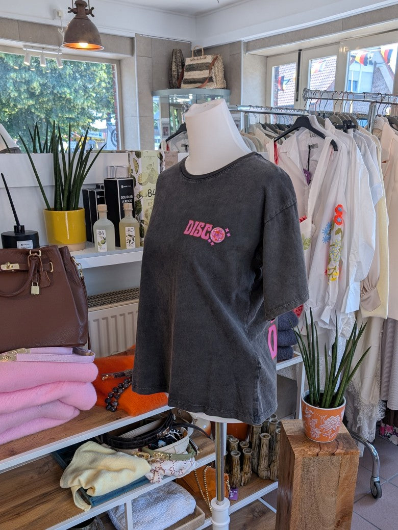 Das Anthrazit T-Shirt mit lebendigem Backprint in Pink, Orange und Flieder bringt Disco-Feeling in deinen Alltag - perfekt für farbenfrohe trendiges Outfit!