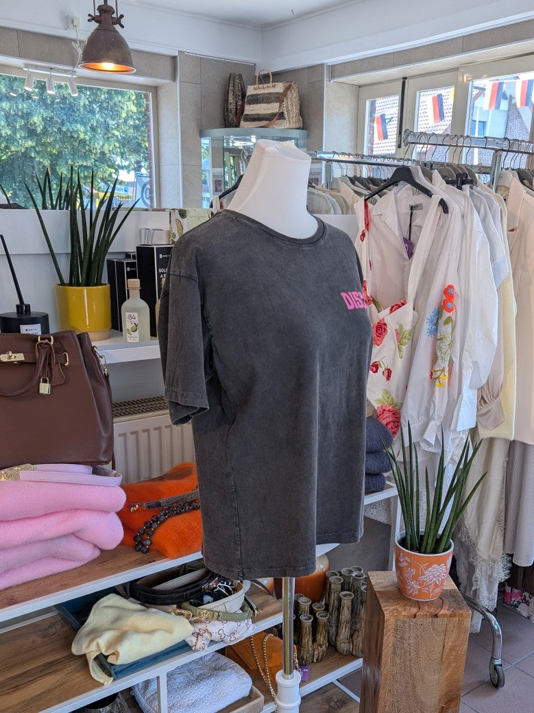 Das Anthrazit T-Shirt mit lebendigem Backprint in Pink, Orange und Flieder bringt Disco-Feeling in deinen Alltag - perfekt für farbenfrohe trendiges Outfit!