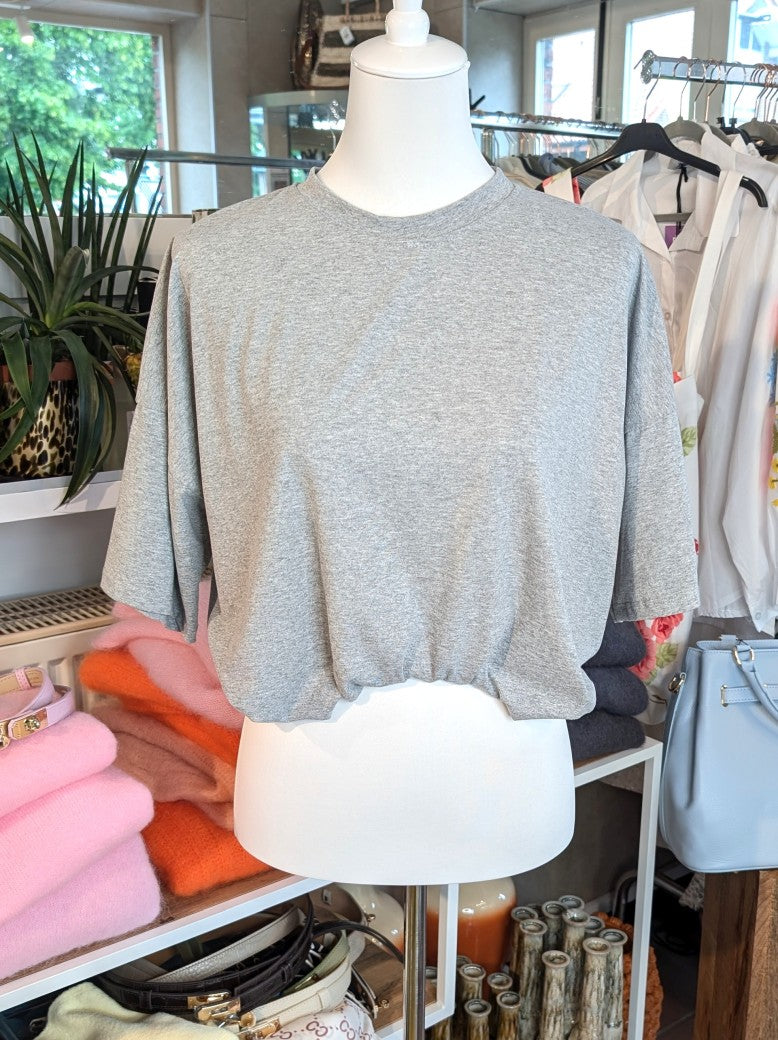 Weiches cropped Baumwoll-T-Shirt in elegantem Hellgrau von Mioni Italien - perfekt für einen entspannten Look. Vielseitig kombinierbar und zeitlos elegant.