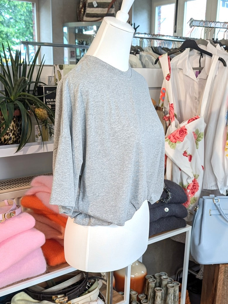 Weiches cropped Baumwoll-T-Shirt in elegantem Hellgrau von Mioni Italien - perfekt für einen entspannten Look. Vielseitig kombinierbar und zeitlos elegant.