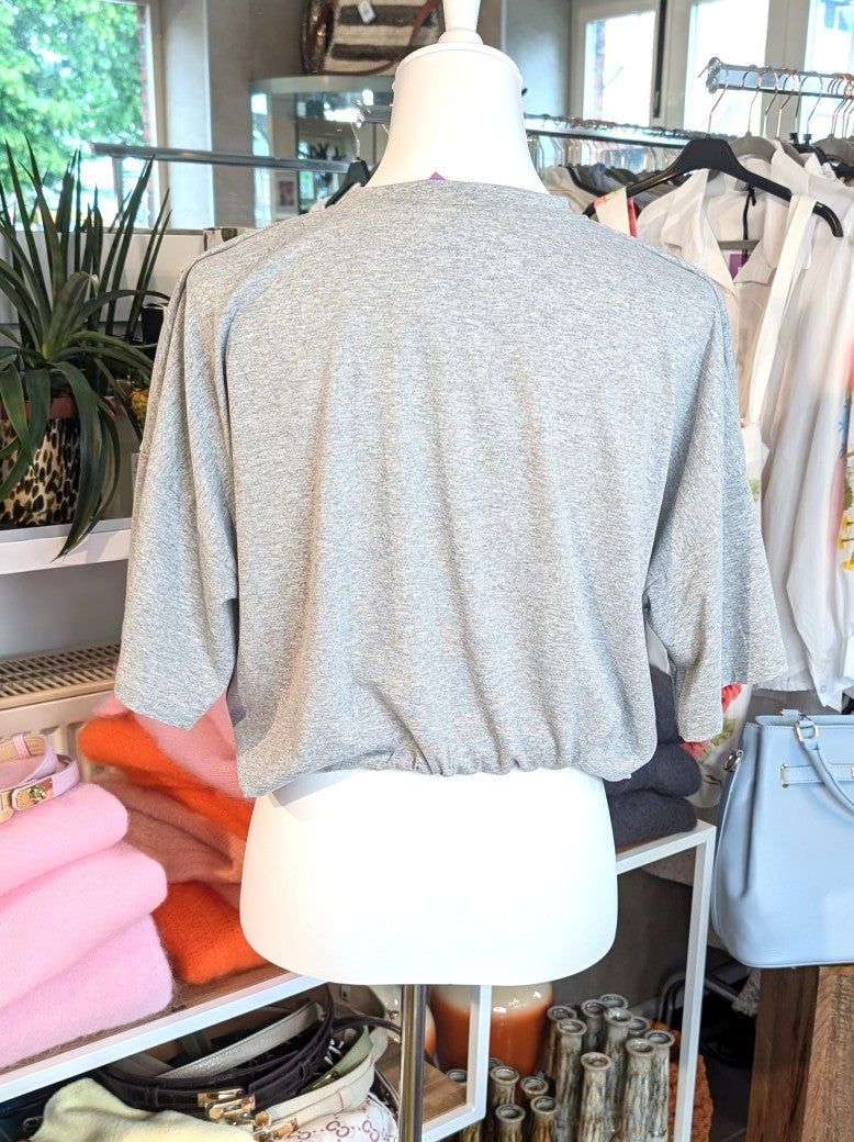 Weiches cropped Baumwoll-T-Shirt in elegantem Hellgrau von Mioni Italien - perfekt für einen entspannten Look. Vielseitig kombinierbar und zeitlos elegant.
