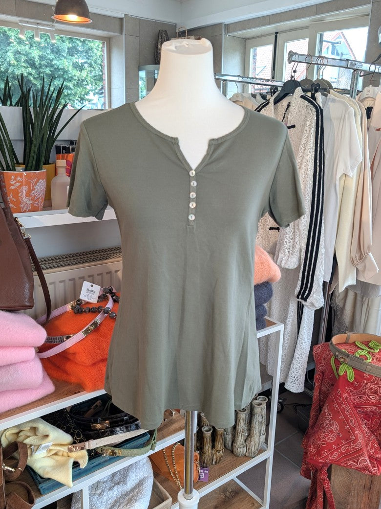 Baumwolle T-Shirt Uni in Trendfarbe Khaki. Die dezente Knopfleiste verleiht dem Shirt eine elegante Note. Vielseitiges Basic-Stück für Jeans, Chinos oder Röcke.