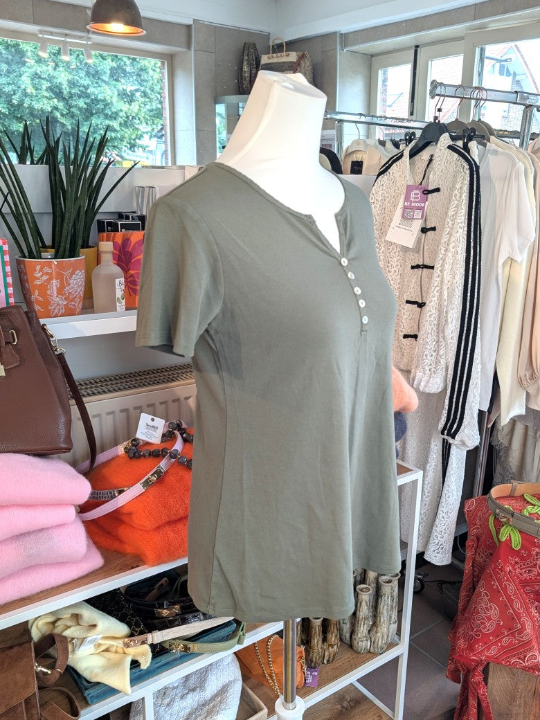 Baumwolle T-Shirt Uni in Trendfarbe Khaki. Die dezente Knopfleiste verleiht dem Shirt eine elegante Note. Vielseitiges Basic-Stück für Jeans, Chinos oder Röcke.