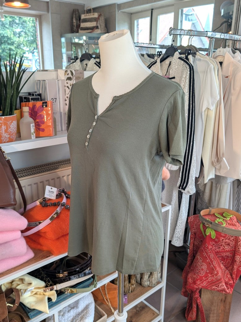 Baumwolle T-Shirt Uni in Trendfarbe Khaki. Die dezente Knopfleiste verleiht dem Shirt eine elegante Note. Vielseitiges Basic-Stück für Jeans, Chinos oder Röcke.