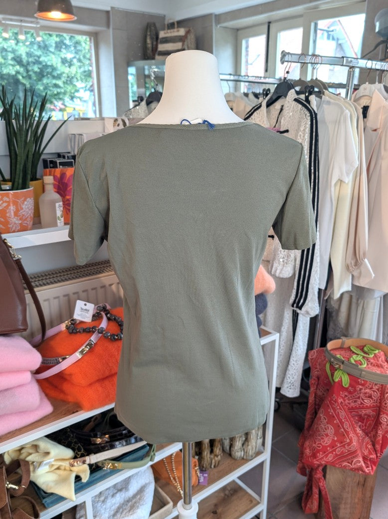 Baumwolle T-Shirt Uni in Trendfarbe Khaki. Die dezente Knopfleiste verleiht dem Shirt eine elegante Note. Vielseitiges Basic-Stück für Jeans, Chinos oder Röcke.