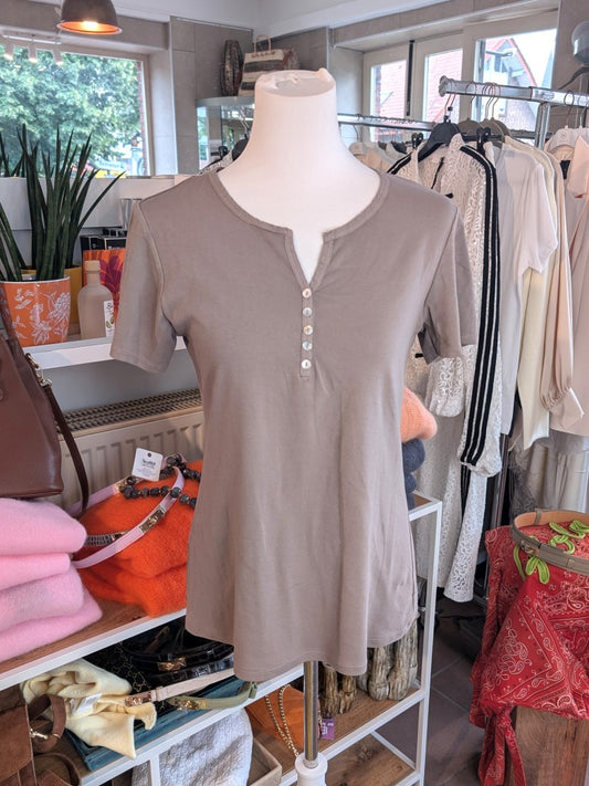 Baumwolle T-Shirt Uni in Trendfarbe Taupe. Die dezente Knopfleiste verleiht dem Shirt eine elegante Note. Vielseitiges Basic-Stück für Jeans, Chinos oder Röcke.