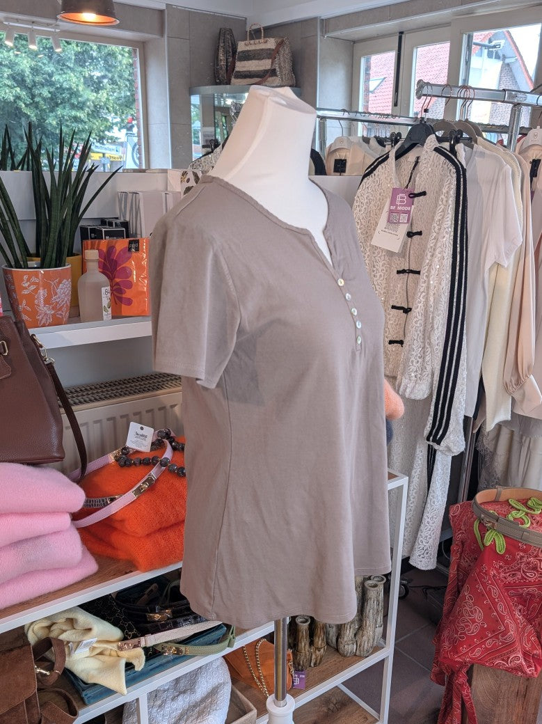 Baumwolle T-Shirt Uni in Trendfarbe Taupe. Die dezente Knopfleiste verleiht dem Shirt eine elegante Note. Vielseitiges Basic-Stück für Jeans, Chinos oder Röcke.
