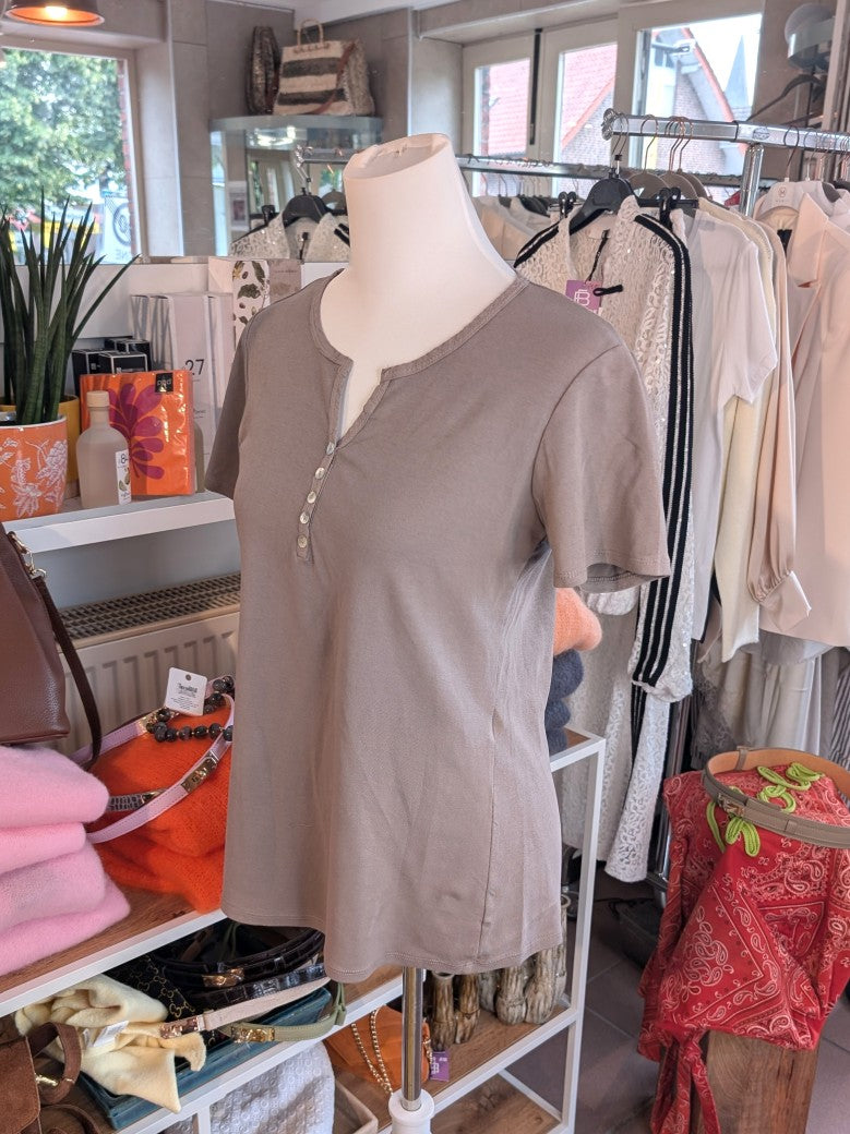 Baumwolle T-Shirt Uni in Trendfarbe Taupe. Die dezente Knopfleiste verleiht dem Shirt eine elegante Note. Vielseitiges Basic-Stück für Jeans, Chinos oder Röcke.