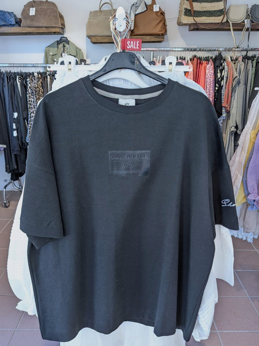 T-Shirt in nahezu unfassbarer Baumwolle Qualität - fällt eher breit aus (Unisex). Das Label "King is Back" sticht hervor, und das ist natürlich auch so gewollt!