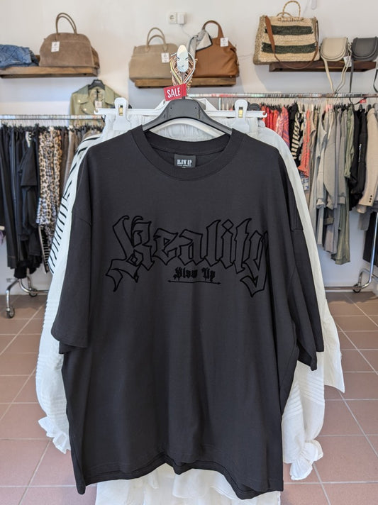 Dieses T-Shirt in traumhafter Baumwolle Qualität mit Backprint lassen den Träger trotz der eher schlichten schwarzen Farbe definitiv aus der Masse herausstechen!
