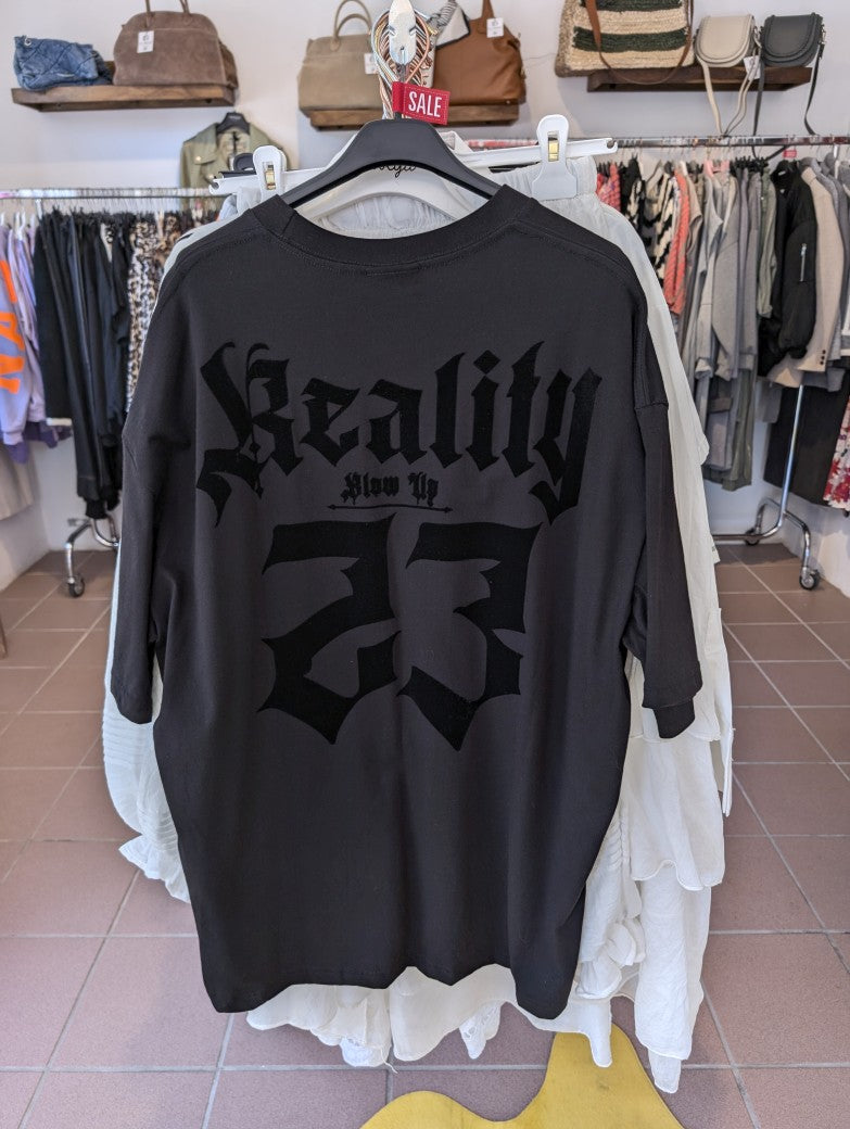 Dieses T-Shirt in traumhafter Baumwolle Qualität mit Backprint lassen den Träger trotz der eher schlichten schwarzen Farbe definitiv aus der Masse herausstechen!