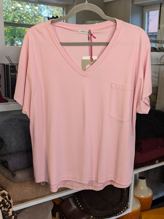 Das pinkfarbene T-Shirt mit V-Ausschnitt und praktischer Brusttasche setzt farbenfrohe Akzente in Ihrem Outfit - ideal für frischen seriösen Look mit Eleganz!