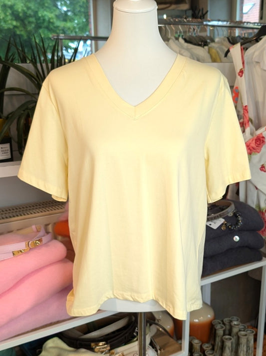 Klassisches V-Ausschnitt Baumwolle T-Shirt in Butter Yellow Gelb – zeitloser Klassiker für jeden Kleiderschrank. Perfekt kombinierbar mit Jeans, Röcken, Blazern!