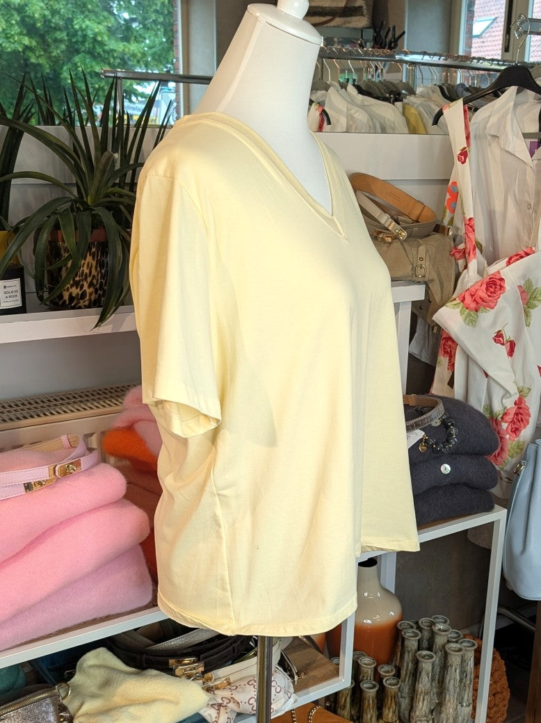 Klassisches V-Ausschnitt Baumwolle T-Shirt in Butter Yellow Gelb – zeitloser Klassiker für jeden Kleiderschrank. Perfekt kombinierbar mit Jeans, Röcken, Blazern!